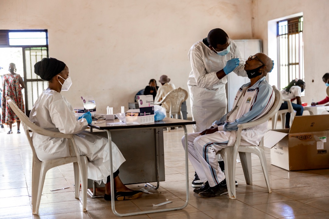 RwandaHealth's tweet photo. Igikorwa cyo gupima #COVID19 cyatangijwe kandi gikomereje mu tugari twose tw'Umujyi wa Kigali. Iki gikorwa kandi kiranabera mu tundi turere turi muri gahunda ya #GumaMuRugo. Aha ni mu kagari ka Kibenga mu murenge wa Ndera. #Sindohoka https://t.co/Z972EFM7oi