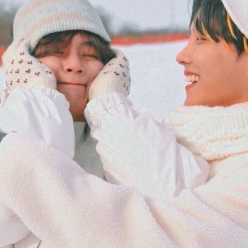 mhereonlyforbts's tweet photo. Taehyung being Bangtan's baby bear: a devastating thread https://t.co/Get4e3HPi0