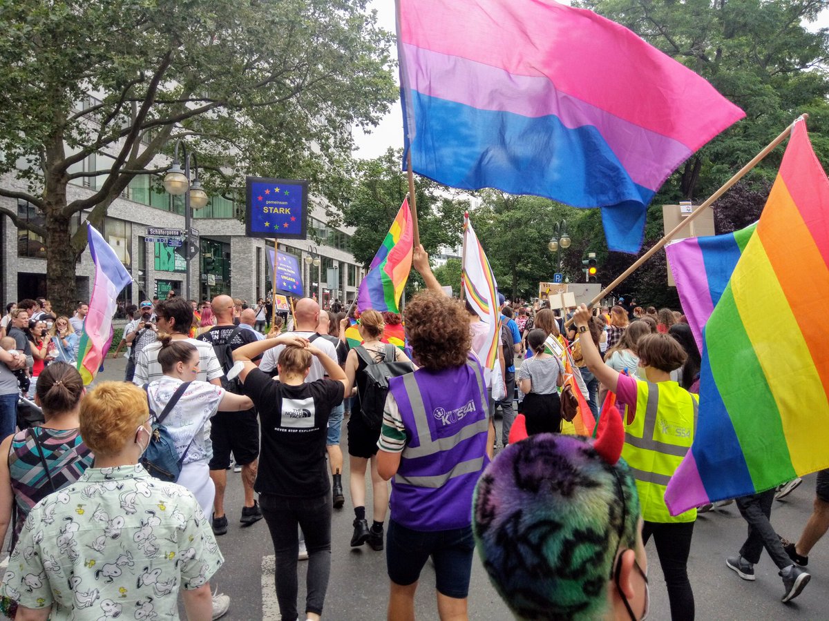 Frau_mit_Hut's tweet photo. Confetti! It's a parade! #csdffm #csdfrankfurt https://t.co/Lu9c2cNQEi