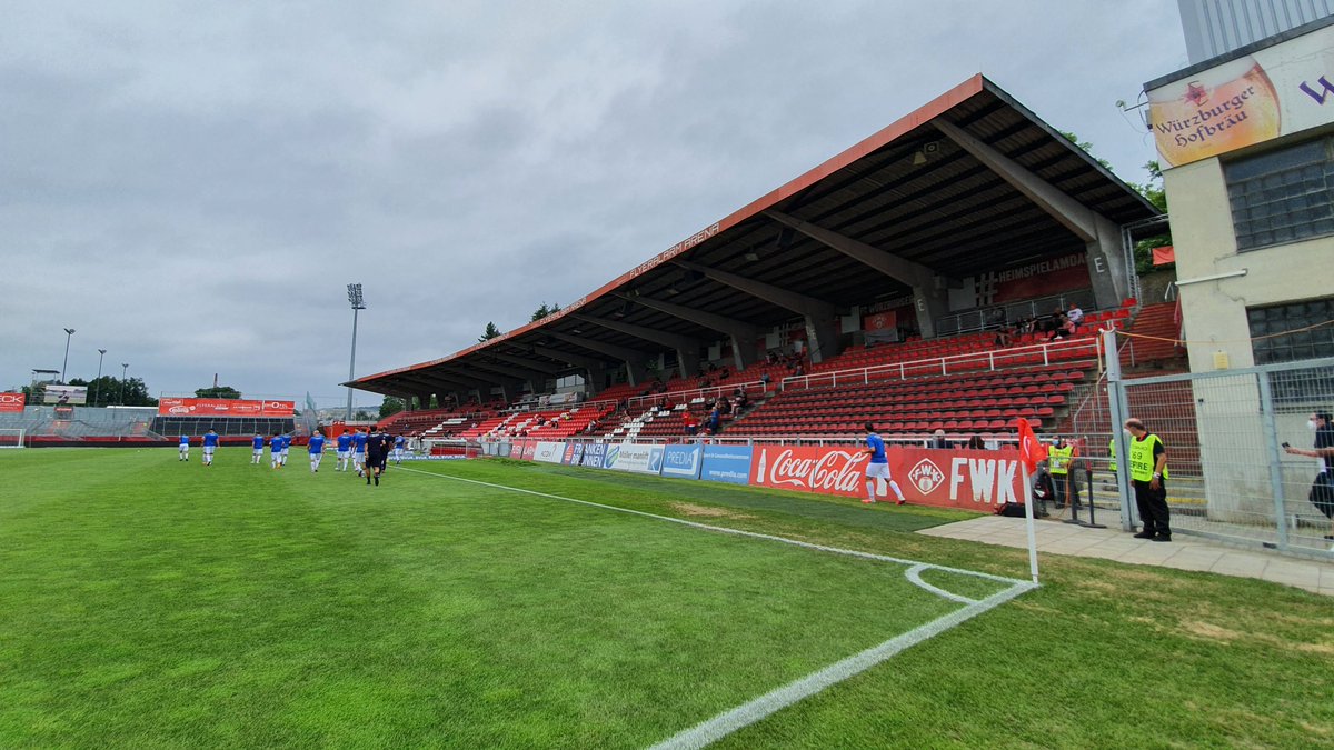 fccarlzeissjena's tweet photo. Hallo aus der Flyeralarm Arena, in der wir ab 14 Uhr unseren letzten Test der Vorbereitung gegen den @fwk_1907 absolvieren werden!💪🏽
💻 https://t.co/3KWbDJcxHx
📻 https://t.co/0oYACd2urd (FWK-Fanradio)
#FWKFCC #FCC #MehrAlsFussball https://t.co/0Ewh6FQGRU