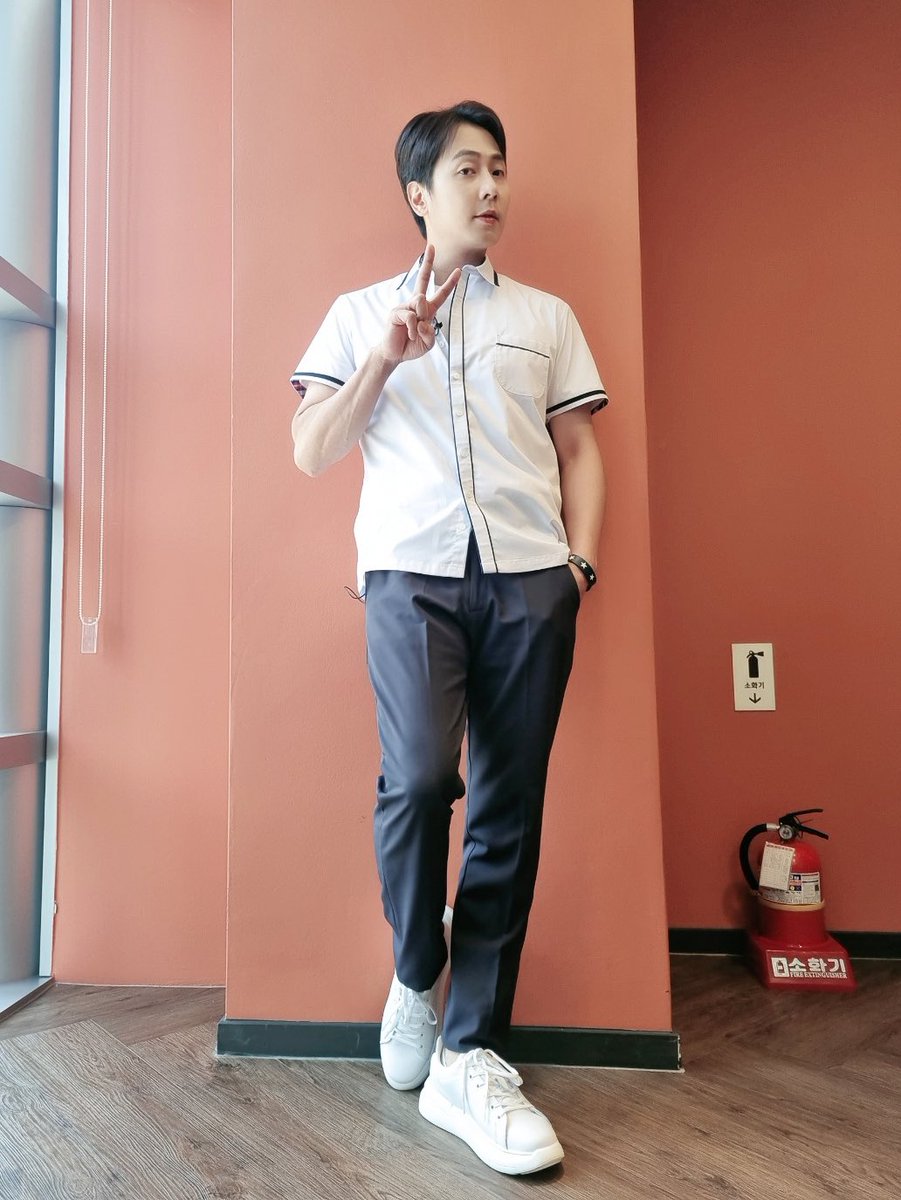 ANDY__official's tweet photo. 형님 학교를 찾은 레전드 아이돌 전학생🏫
두 번째 전학, 파인 땡큐 앤디 유?!🧡

잠시 후 9시 #JTBC <아는 형님> 본방사수!

#앤디 #ANDY #신화 #SHINHWA #JTBC #아는형님 https://t.co/DI46bTJZsg https://t.co/GuZWn9a2Fm