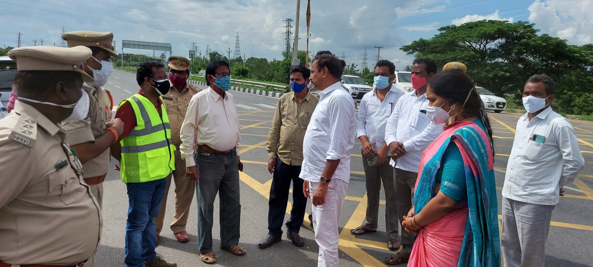 KPR_BRS's tweet photo. ఈ రోజు మెదక్ అసెంబ్లీ పరిధిలోని రెడ్డిపల్లి జంక్షన్ వద్ద జాతీయ రహదారిపై ROB నిర్మాణం చేయడం గురించి , బ్లాక్ స్పాట్స్ ను గుర్తించి ప్రమాద నివారణ చర్యలు చేపట్టాలని NHAI అధికారులను కోరాను. ఈ కార్యక్రమంలో నాతో పాటు స్థానిక ఎమ్మెల్యే @padmadevenderr1 కూడా ఉన్నారు.
#kprmp #medakmp https://t.co/OWyGRay0r9