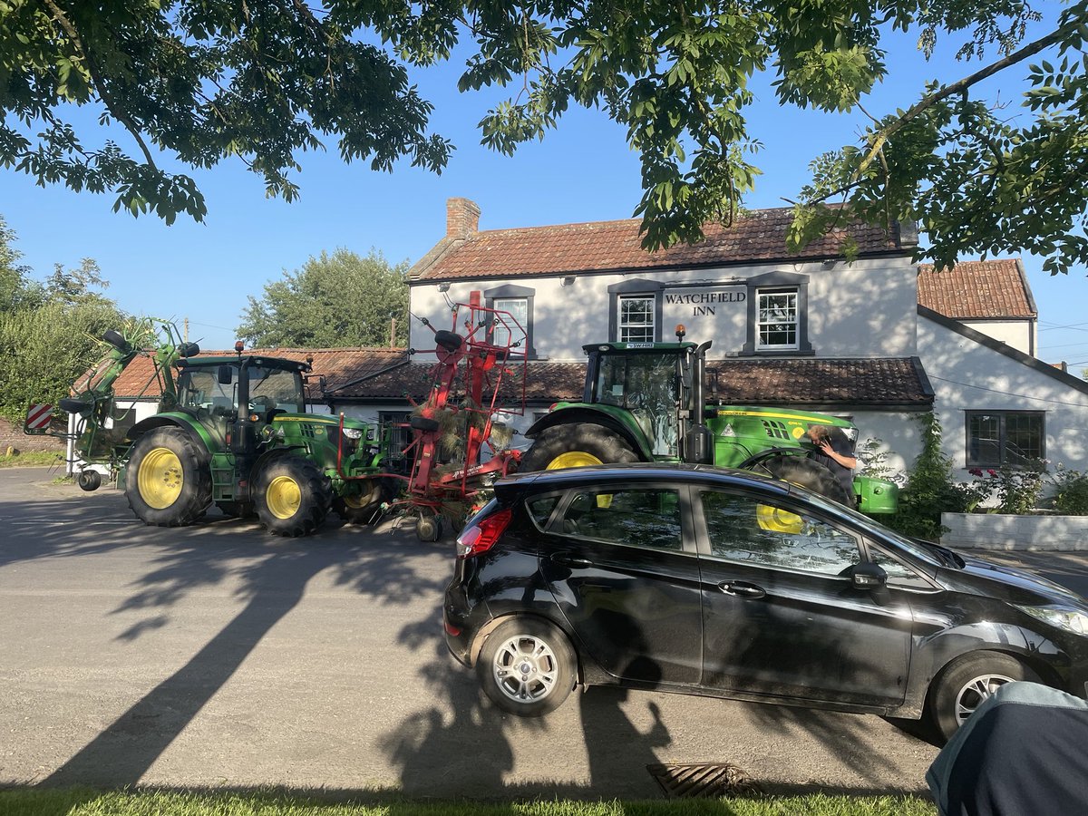 alistairbuster's tweet photo. our local's summer parking overspill #Watchfield, #Somerset 👇 https://t.co/HRQsBldPPi