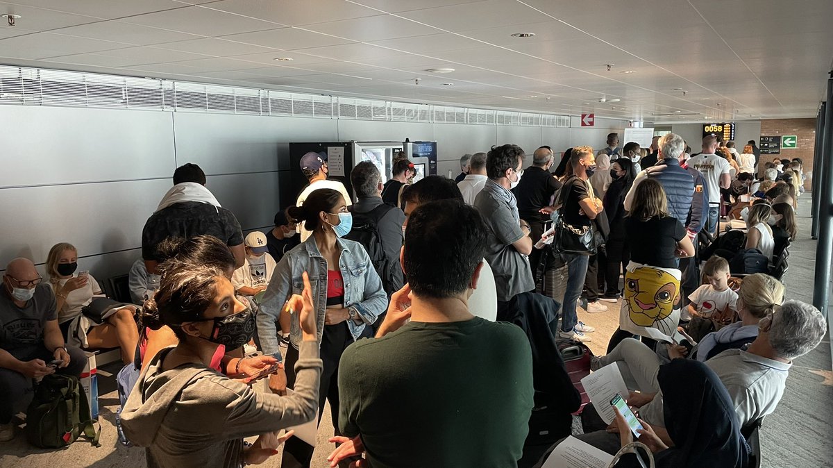 AlbertoPisani's tweet photo. Siamo atterrati a #Venezia da #Dubai da un’ora e questa è la situazione a @veneziaairport!!! Uno SCHIFO tutto italiano!!!! @emirates #covid https://t.co/sDXRSOzmw3