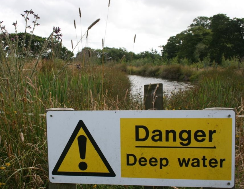 warkspolice's tweet photo. With hot weather on its way 🌞 please stay safe in the sun &amp; take care around open water:

⚠️ cold water shock can make swimming difficult and make it harder to get out 
⚠️underwater objects and hazards may not be visible
⚠️depth of water and strong currents can be unpredictable https://t.co/Uz6yQkYXfD