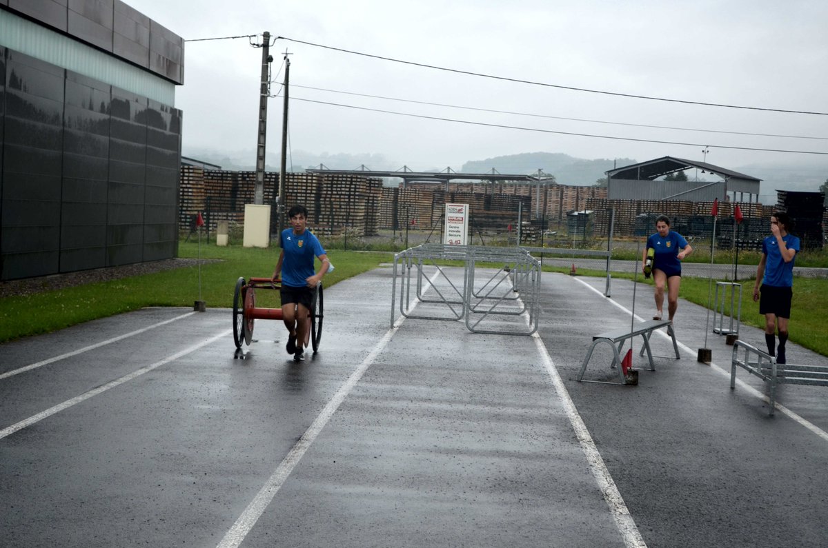 PompiersDuLot's tweet photo. Les jeunes @PompiersDuLot de 4ème année (pôles de formation de #PuyLEvêque et #Gramat) préparent leur brevet. Entrainement au #ParcoursSportif et à l'utilisation du #LSPCC, le 3-7, à #Bretenoux et à #Gourdon. #UDSP46 #JSP46
https://t.co/PvNtdVDB36 https://t.co/FSOHGsnlMp