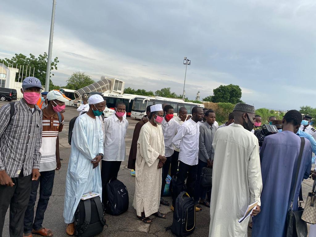 Bon retour dans leurs familles respectives à nos compatriotes arrêtés en #RCA, emprisonnés des mois puis acquittés par la justice centrafricaine rapatriés cet après-midi grâce à un avion  mis à leur disposition par <a href="/GmahamatIdi/">Rob Kapito</a> Président du CMT Chef de L'État