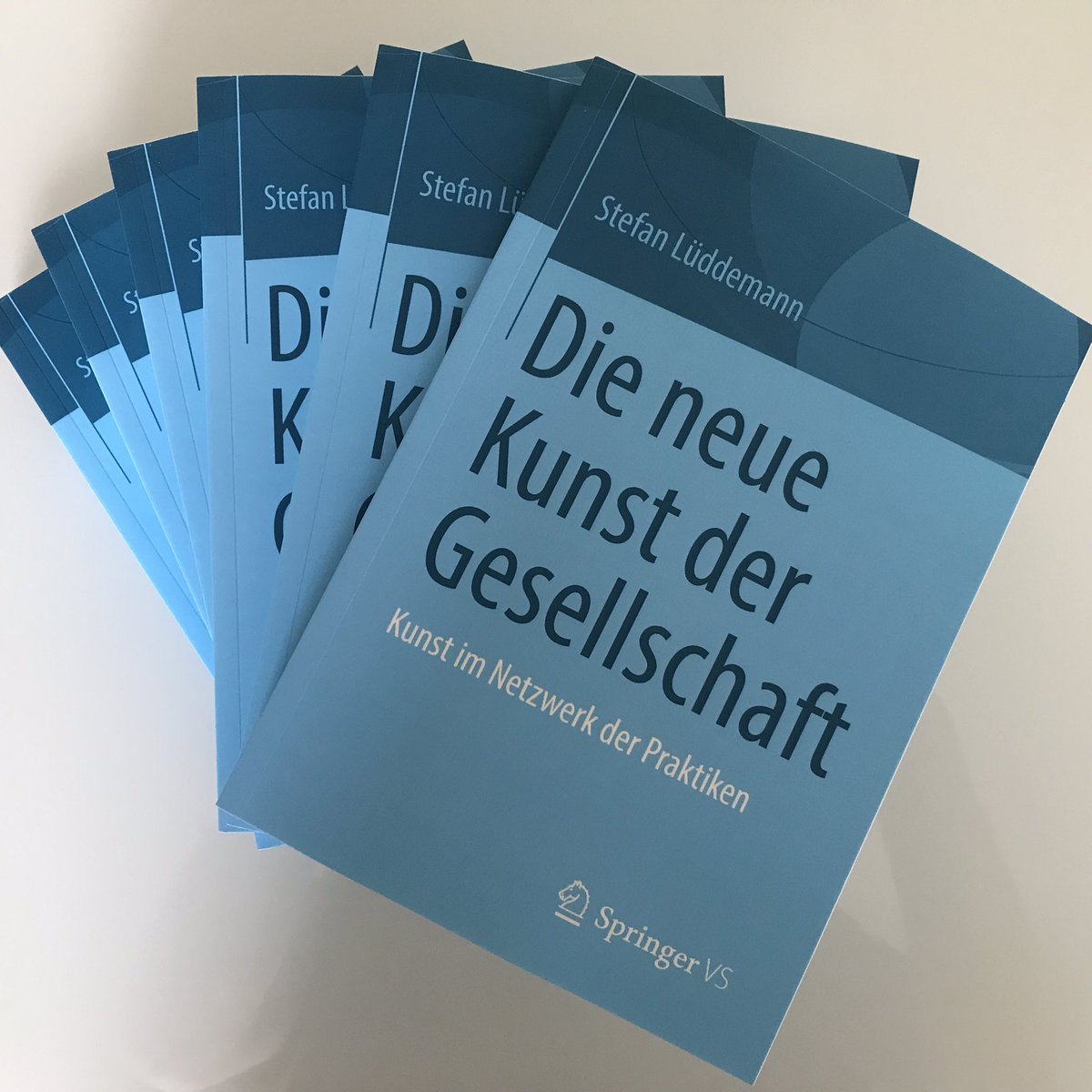 LuddemannStefan's tweet photo. „Die neue #Kunst der #Gesellschaft“: Mein neues #Buch ist bei #SpringerVS erschienen. Eine Analyse zum Stand der Kunst im 21. Jahrhundert. @Springer_VS @documenta14 @lwlmkk @sp_muenster https://t.co/LAqaQVqi8p