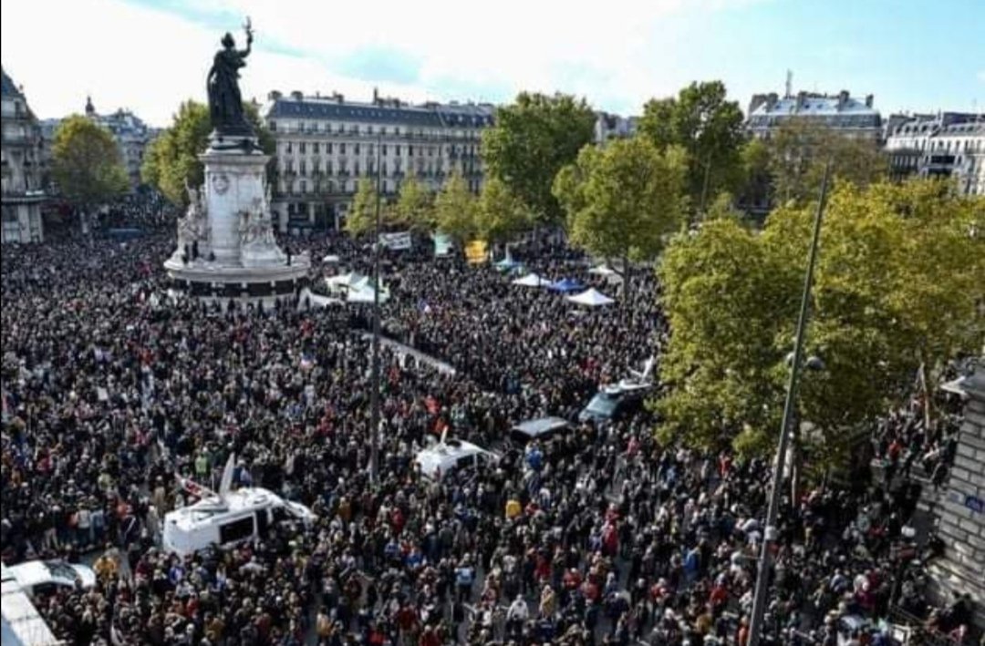 LaVillaRoma_'s tweet photo. Manifestation anti pass estimée à 150k personnes 😁 https://t.co/A0TIUiKYWB