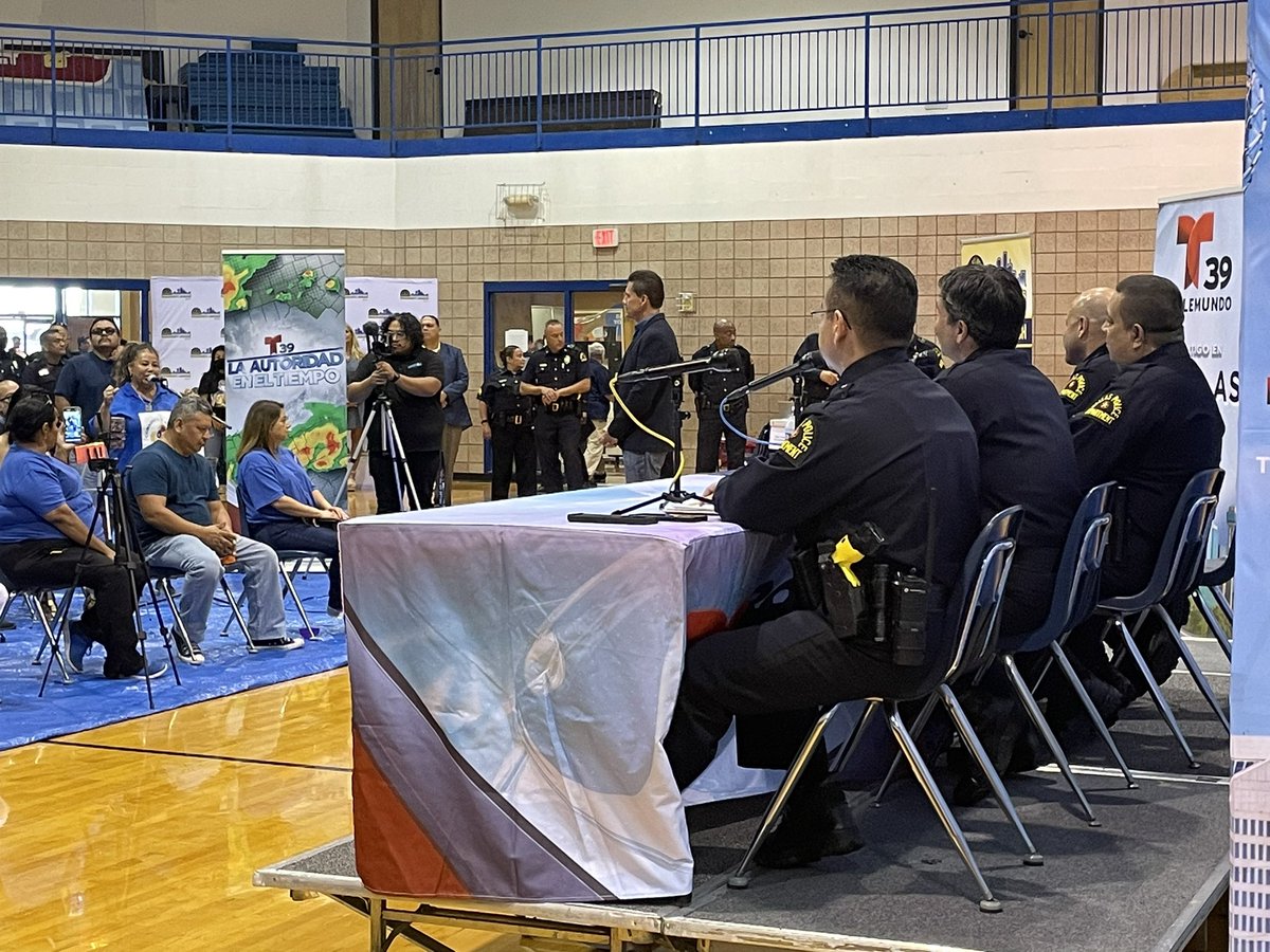 DallasPD's tweet image. Our #CommunityForums offer an opportunity for citizens and officers to come together, and exchange ideas and concerns with a goal to improve the safety for @CityOfDallas. @DPDMartinez continues the discussion. #HelpUsFightCrime @DPDMunoz @DPDSWNPO @DPDCA