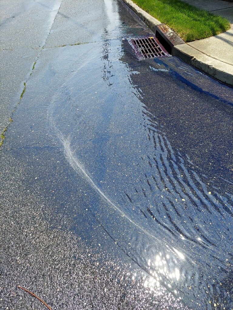 eyeonnewroc's tweet photo. Not a good scene in area of Glen island approach Neptune park. Manhole explosion with water main break. New Rochelle. https://t.co/toYzmtnlwF
