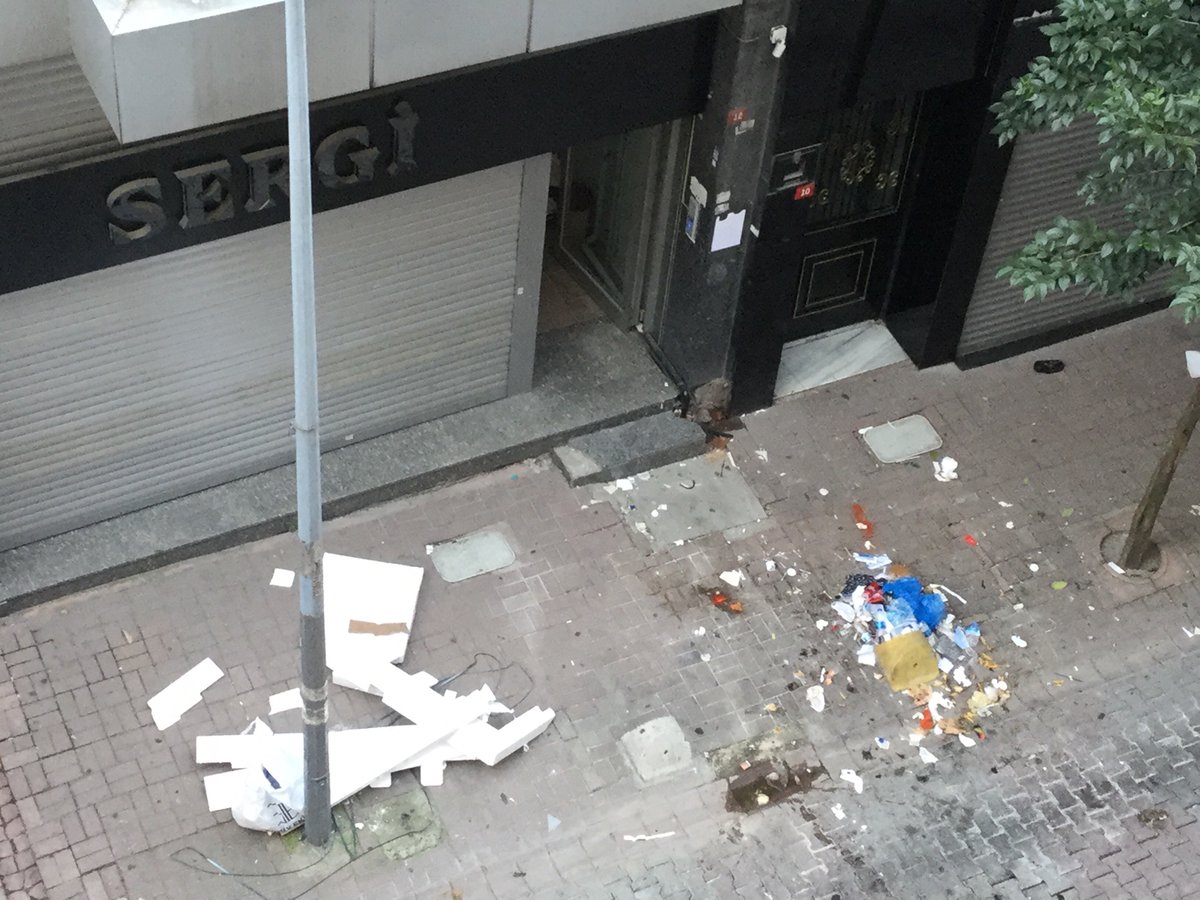 _nesliCan's tweet photo. @sislibelediyesi Sayın Yetkililer lütfen Nakiye Elgün Sokağın sorununa çözüm bulun.Otel mi ev mi belli olmayan sokağımızdaki bir binadan günün her saatinde çöp atılıyor,artık poşetsiz de atmaya başladılar.Bu insan olduğu şüpheli mahluklar uyarıdan anlamıyor.Acilen ceza kesilmeli. https://t.co/HqoYeX5KFc