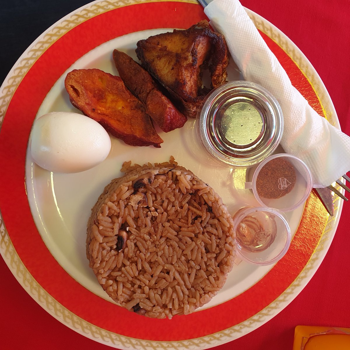 DzifaAtifufu's tweet photo. Du watchè (riz+haricot) dans sa version restaurant, c'est chez Bèrèbévi à Nukafu 🇹🇬😋
#lwili #TgTwittos #Alimentation #Haricot #Riz #Wangash #FromageLocal #Oeufs #Piment #Shitor #Tomates #Poisson #wagashi #RizCantonnaisAfricain #Cuisine #Togo https://t.co/tK7gaZTLN3
