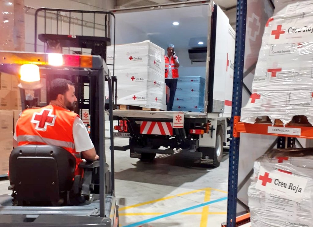 CreuRojaCAT's tweet photo. Una veintena de nuestros profesionales voluntarios y técnicos y varios vehículos de soporte, entre otros Centro Móvil de Operaciones, Vehículo de Soporte Logístico a los equipos de @emergenciescat y camión frigorífico 4x4 están dando soporte en estos momentos en #IFLlançà https://t.co/rBe3wIyU5s