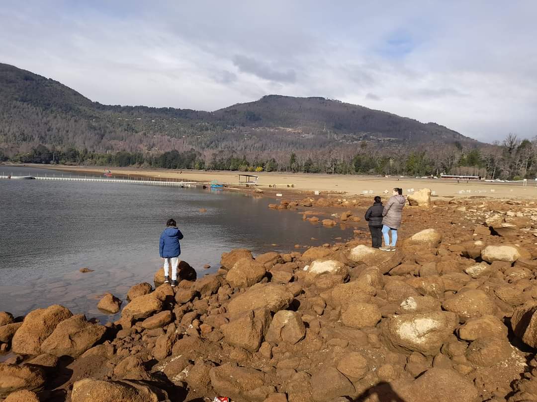 CallieMon40's tweet photo. Que esta sucediendo con el Lago Caburga 😪
#LagoCaburga #lagoSeco
#valdiviacl https://t.co/CtA9lX3nNZ