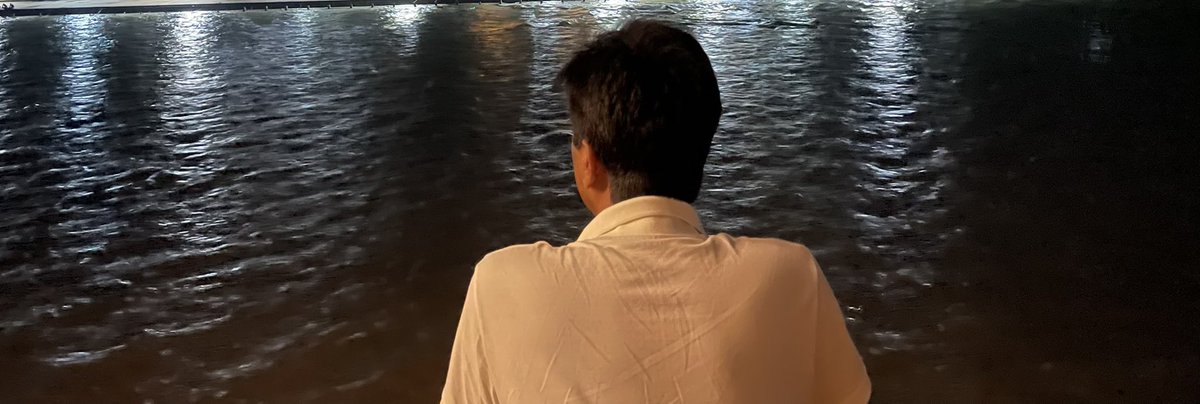 DrKumarVishwas's tweet photo. प्रेम में अहंकार का आकार बढ़ा लेने वाले पत्थर को छोड़कर जो नदी आगे निकलती है वही अपने अस्तित्व को समर्पण के वर्तुल में घिस-घिसकर एकरूप कर लेने वाले रेत-कण से लिपट-लिपट जाती है।उसके प्रेम-प्रवाह को शीष नवा कर सहेजने वाले पीड़ा दायी नुकीले पत्थरों को वह पीड़ा हर हर-शंकर बना देती है https://t.co/27Kou6JRa9
