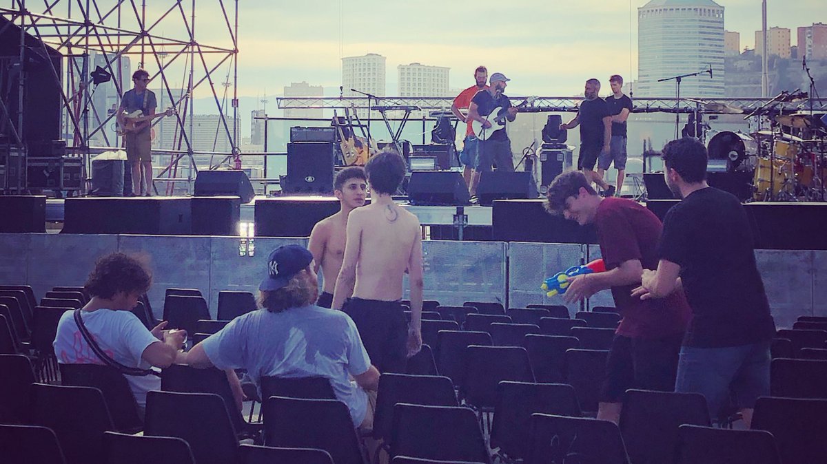 Sabato sera di #BalenaFestival. Vi aspettiamo con Uruguai e Psicologi. Live ora su Radio Gazzarra