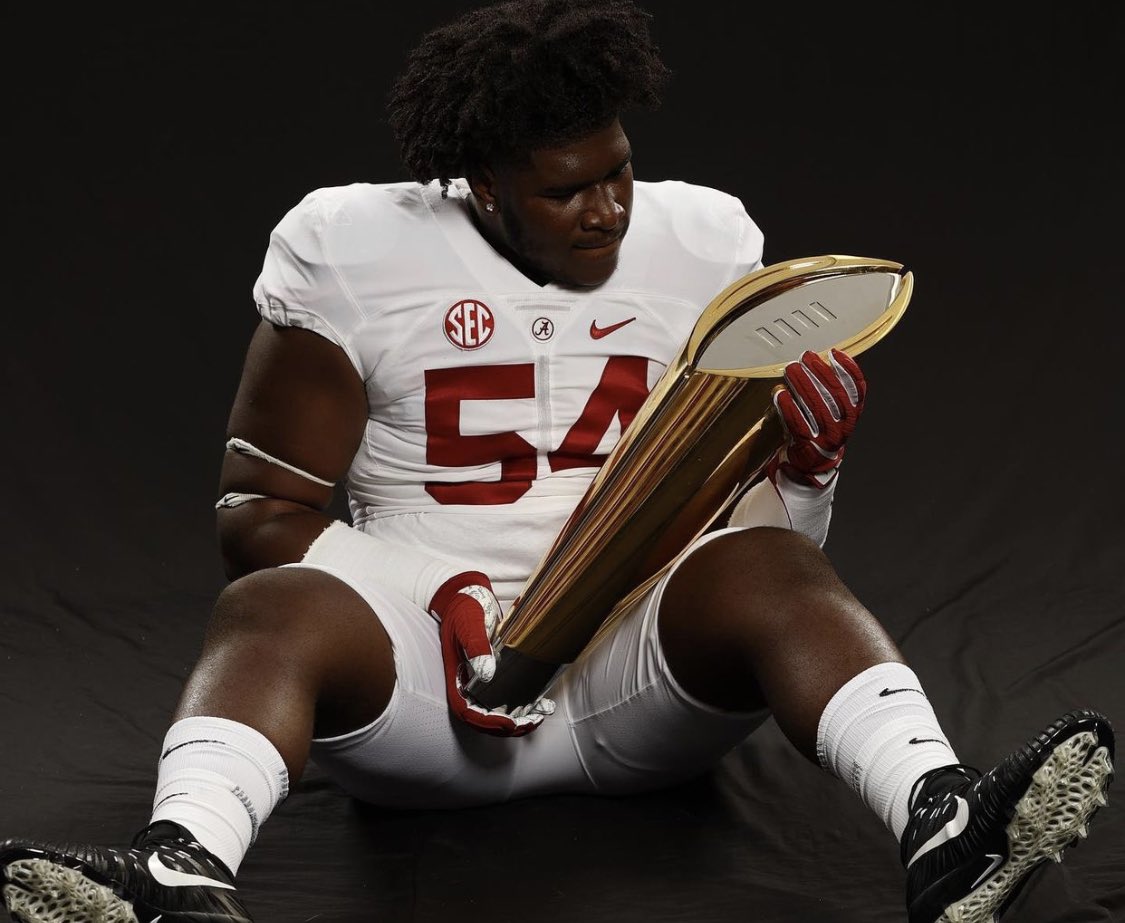 AndrewJBone's tweet photo. Mom knows best: Tyler Booker goes in-depth on why he chose #Alabama over UGA, UF. “Alabama is the pinnacle of college football. Why would you take a step down? Why should I chase the standard when I can be the standard?"  Complete interview-https://t.co/VRPm3gyWuJ #RollTide https://t.co/hACdzSxxn0