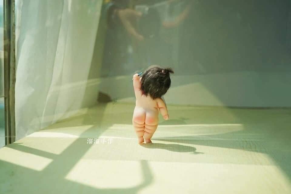 Хүүхэд багадаа яаж өснө, яг л тиймээрээ амьдарна.

Тиймээс хайрла!
Үгийг нь сонс!
Нандигна!
Тэвэр!
Үнс!
Бяцхан гарыг нь атга!
Сайхан зүйлсийг зааж сурга!
Хүслийг нь биелүүл!
Зөөлөн ханд!
Урамшуул!
Сайн найз нь бай!
Айдсыг нь үргээ!

Хүүхэд бол Ертөнцийн сахиусан тэнгэр😇