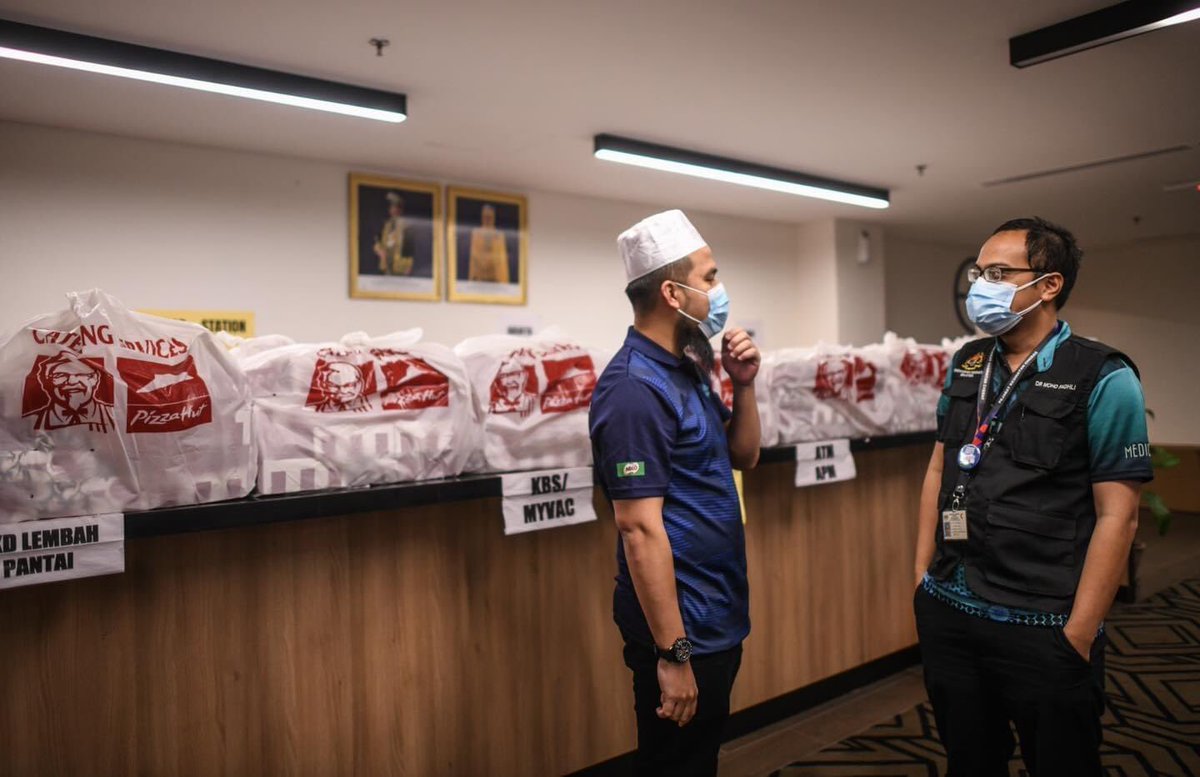 Ebitlew_'s tweet photo. Tadi sempat  ke Pusat Vaksin di Axiata Arena. Belanja 360 set kfc dan beri semangat pada mereka. 

Semua melambai-lambai dan ajak bergambar. Terharu terasa macam baru balik kampung je. Terima kasih semua. https://t.co/lUzRDYRrzO