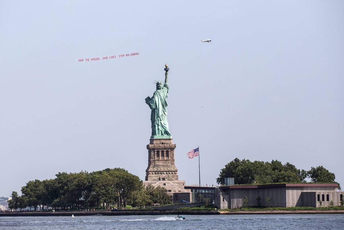 tracklist's tweet photo. Em Nova York, um avião circulou nesta sexta ao redor da Estátua da Liberdade com uma faixa escrita “Save the Amazon, Save Lives. Stop Bolsonaro”. https://t.co/nlJSGBprar