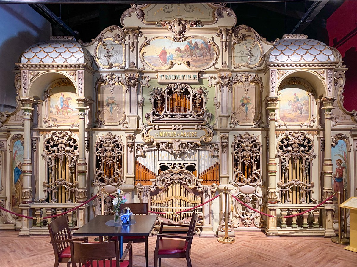 In het najaar van 2021 zal in <a href="/gemeenteHelmond/">Gemeente Helmond</a> een nieuwe culturele trekpleister haar deuren openen: <a href="/Loods20helmond/">Loods20</a> . Dit voormalig Van Gend en Loos gebouw biedt onderdak aan het EDAH-Museum en het Draaiorgelmuseum. Vandaag was er een sneak-preview. Ik was onder de indruk.