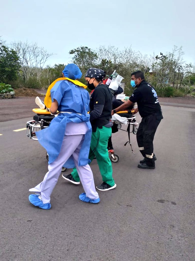 Salud_Ec's tweet photo. #JuntosLoLogramos | Paciente extranjera que sufre lesiones por inmersión en alta mar en #Galápagos, es rescatada y recibe atención prehospitalaria de emergencia gracias al trabajo de coordinación interinstitucional entre Ministerio de @Salud_Ec y @armada_ecuador https://t.co/Au9wPgv1GI