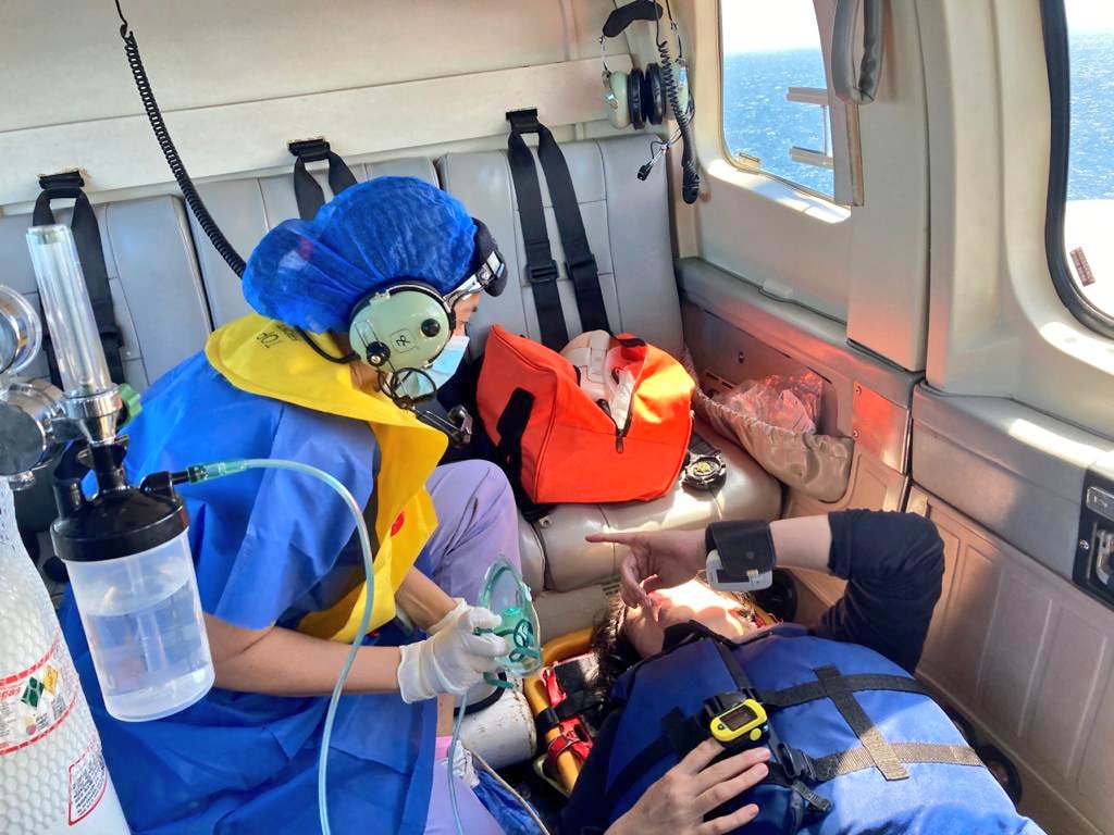 Salud_Ec's tweet photo. #JuntosLoLogramos | Paciente extranjera que sufre lesiones por inmersión en alta mar en #Galápagos, es rescatada y recibe atención prehospitalaria de emergencia gracias al trabajo de coordinación interinstitucional entre Ministerio de @Salud_Ec y @armada_ecuador https://t.co/Au9wPgv1GI