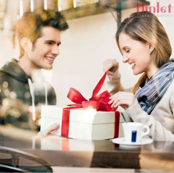 Девушка дарит подарок. Счастливая девушка с подарком. Девушка вручает подарок. Подарить впечатление мужчине. Мужчина дарит подарок.