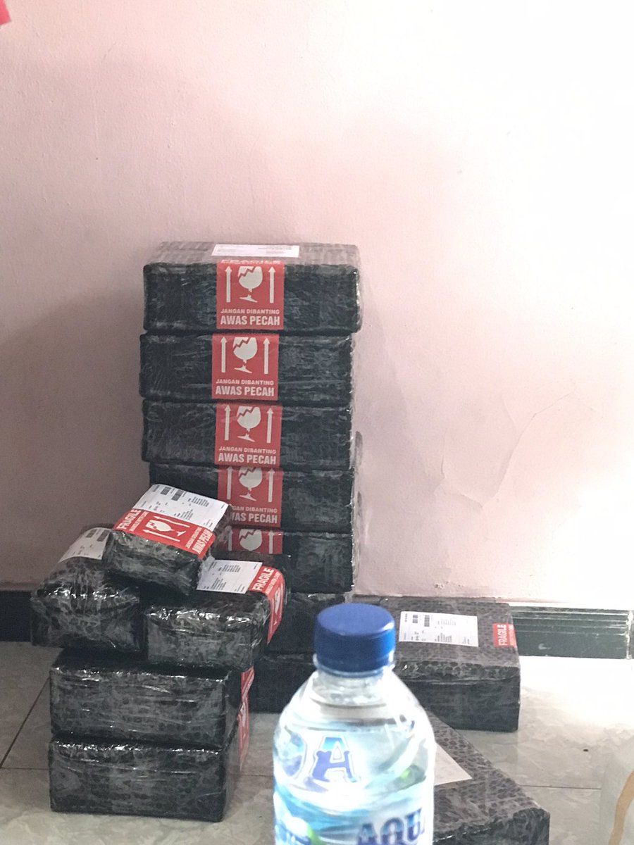 anakdesaid's tweet photo. Sing penting dagangan lancar, bisa memberdayakan pemuda sekitar untuk jadi reseller.

#Anakdesa https://t.co/JJCILrLbp9