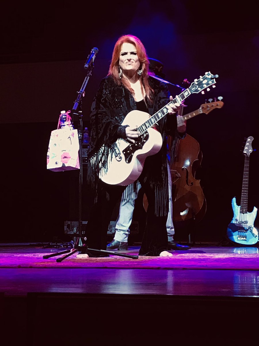 esmith10720's tweet photo. Thank you to the one and only @Wynonna. Starting off my birthday celebrations with you was amazing. I wouldn’t have had it any other way. How I’ve missed your sassy attitude and humor. #Chautauqua 😘🎶🤟 https://t.co/O8uxGh9ZZf