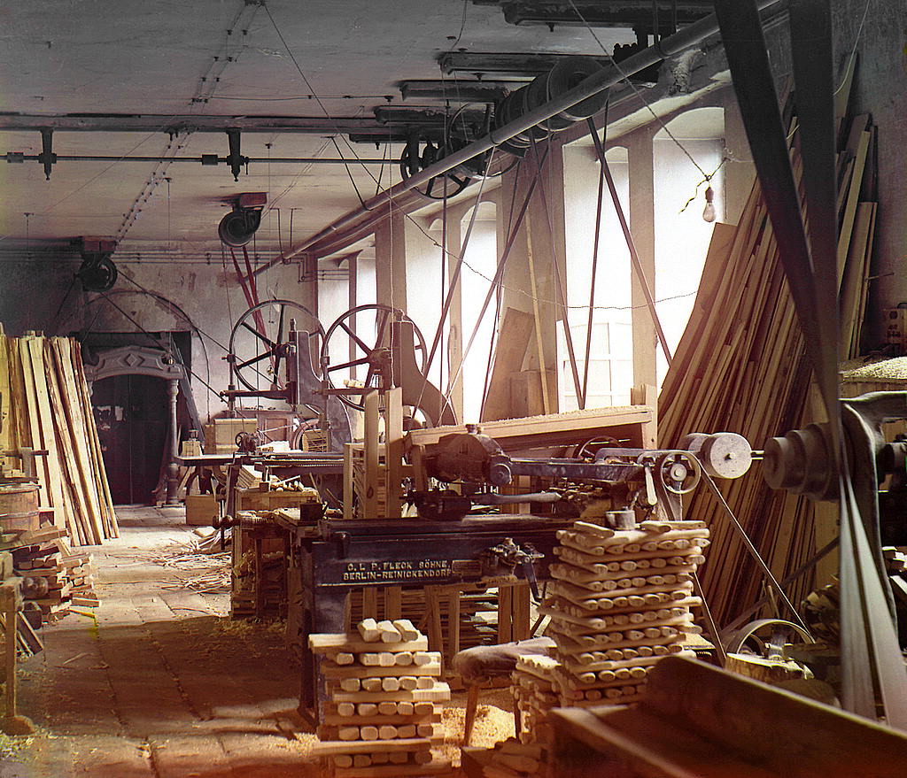 Taken 111 years ago, this gorgeous photograph inside a joiner's workshop was taken in colour around 1910 by the master of early colour photography Sergey Prokudin-Gorsky. 😍