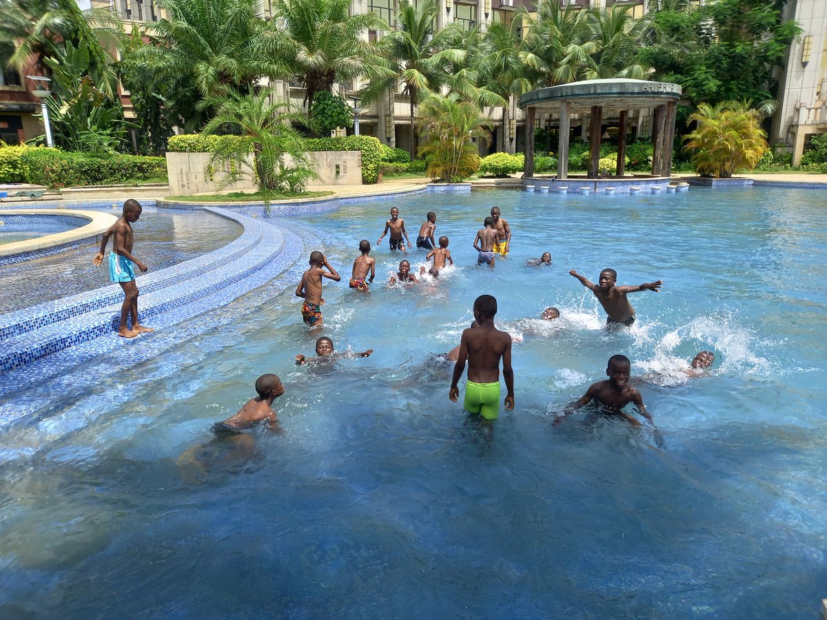 th_guillou's tweet photo. Le #Stagefinal de la 1ère promotion de #AcademieKPC à la piscine. Moments de joie et de détente avant les échéance cruciales à venir #Football #Formation #Guinée https://t.co/S97gFA8zfd