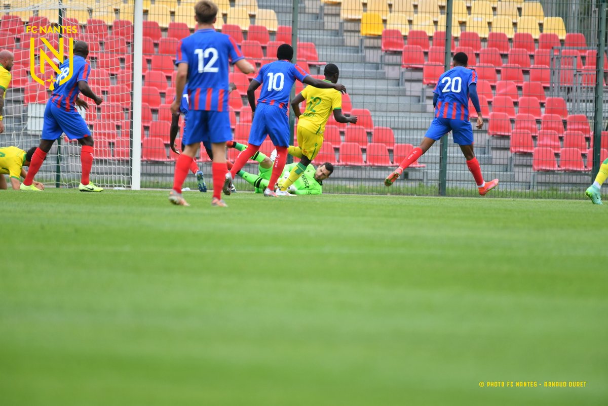FCNantes's tweet photo. 𝟮𝟵' Les Caennais se montrent de plus en plus dangereux à l'approche de la demi-heure, mais butent sur un très bon 𝗗𝗲𝗻𝗶𝘀 𝗣𝗲𝘁𝗿𝗶𝗰.
#fcnsmc https://t.co/tRSmLuRuHO