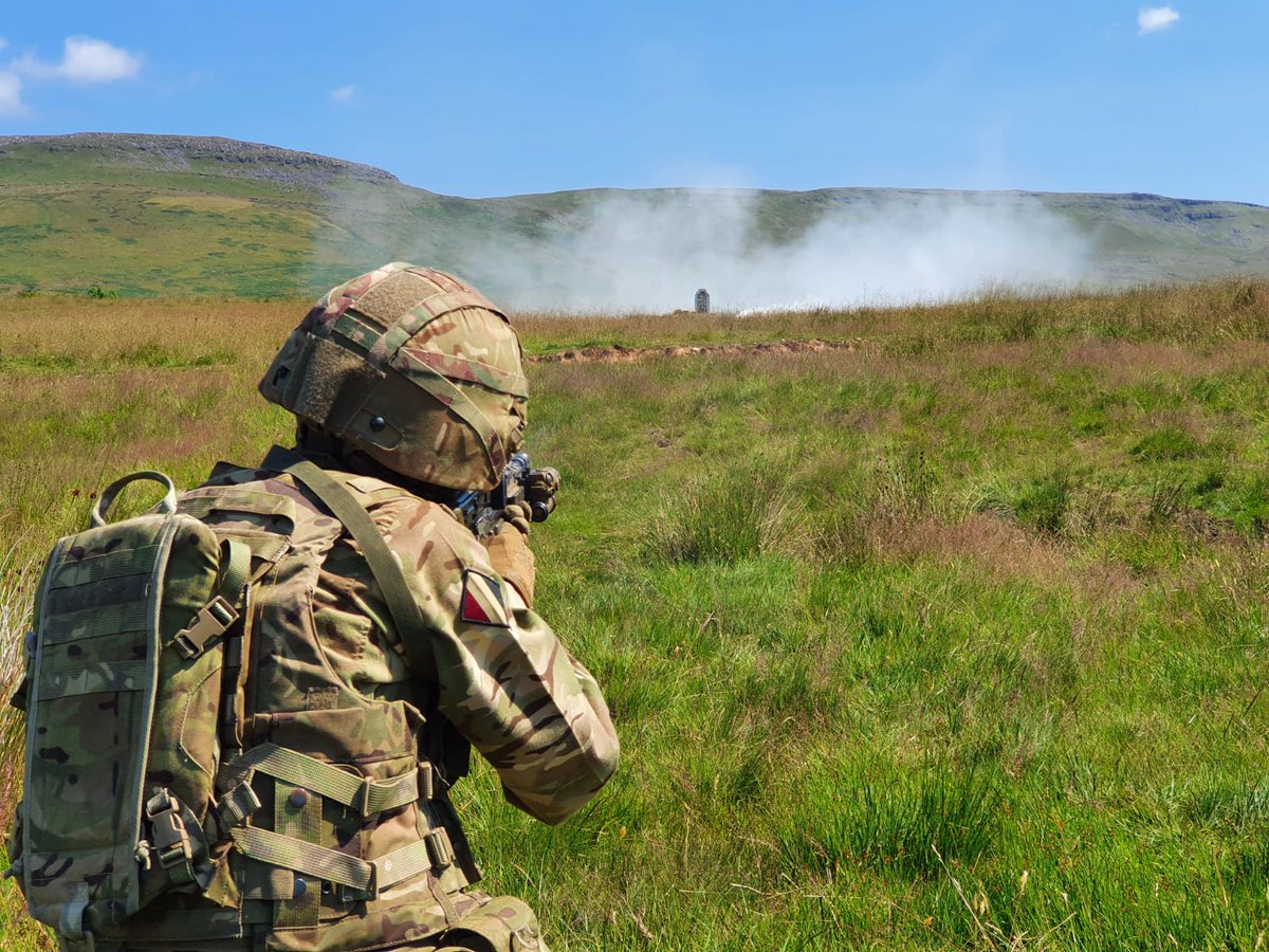 Army2MERCIAN's tweet photo. It can be easy to get distracted, especially in this heat.

Our soldiers aren't though, they're focused on being ready for the next fight. 

Go out and attack the day.

Stand Firm, Strike Hard

#MercianWarrior
#BlackRats
#BritishArmy https://t.co/Zvn6GuhAu5