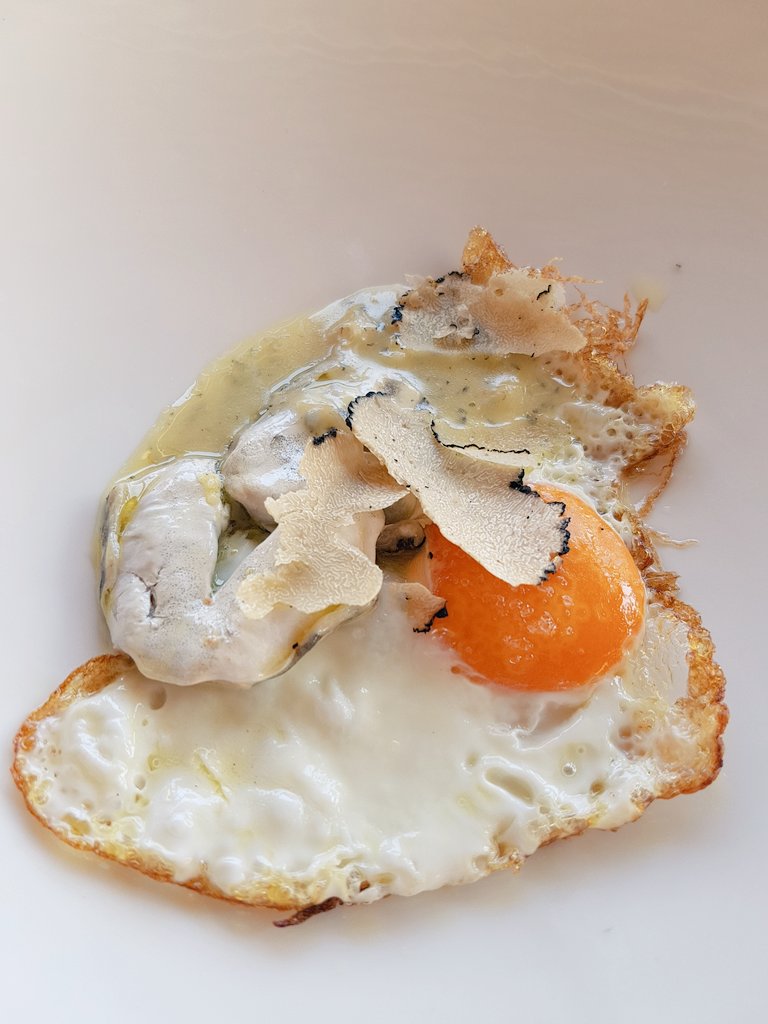 Cococha al pil pil, huevo de pollita y trufa de verano, estratosférico plato de <a href="/Daniereta/">Dani Frias</a>