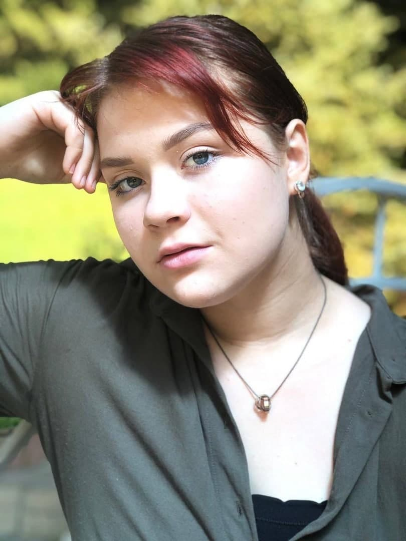 Эту девушку зовут Василиса Тараненко, ей 16 лет и она спасла двоих тонущих мальчиков в Горячем Ключе. Школьница гуляла у реки, когда услышала детские крики о помощи. Несмотря на то, что сама она плохо плавает, Василиса бросилась в воду и помогла ребятам выплыть