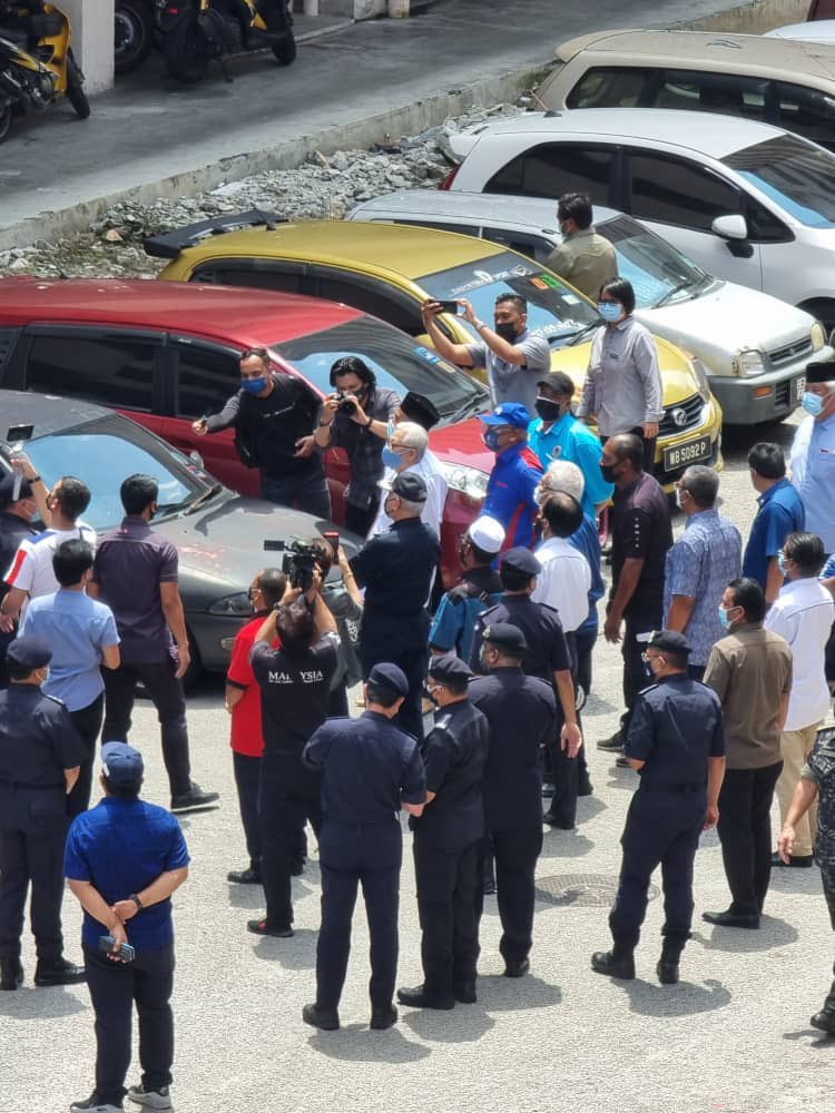 tul4ng's tweet photo. Mana SOP, keldai sekalian?

Rakyat turun kau kompaun. 
Ah! Terus #LAWAN! 🏴 https://t.co/fDyt6EVlQd