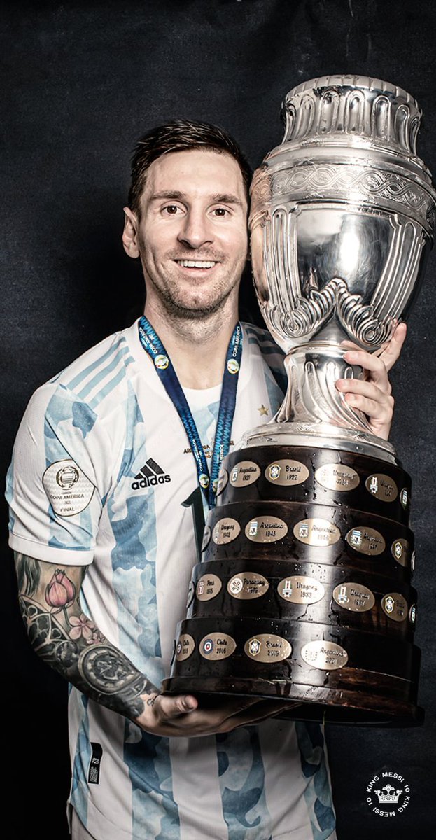 barcacentre on X Wallpaper Messi holding the Copa America as captain of  Argentina Argentina httpstcoBOaVUTSr6S  X