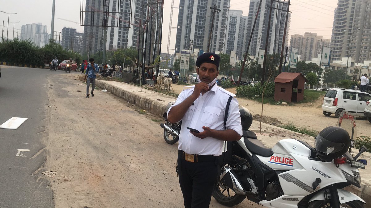 anilkusi's tweet photo. @dgpup @Uppolice @uptrafficpolice @noidapolice , 2000 challan for not wearing mask on workplace and in public space  is not applicable on these cops, when I ask they simply denied that challan is only applicable to common people @dr_maheshsharma @myogiadityanath @tejpalnagarMLA https://t.co/RpkiwQy9nL