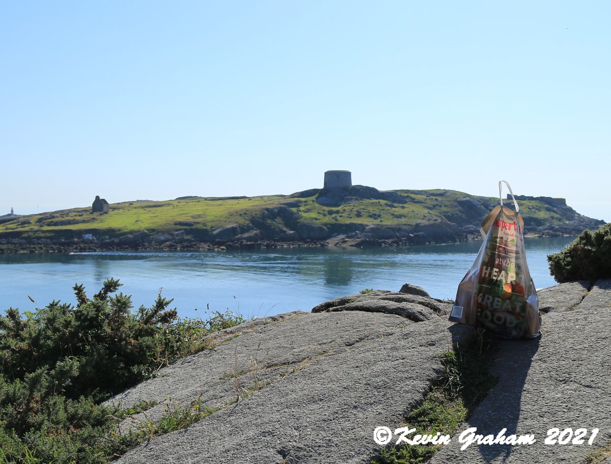 Matt you left your bag of cans behind you #mattdamon #dalkey #greatweather #  😂😂😂😂
