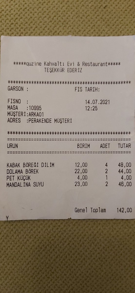 Gündoğan pazarı içinde atıştırmak ve soğuk birşey içmek için girdiğimiz "quzine kahvaltı evinde" 2 kişi 3×3cm.büyüklüğündeki kabak böreği 12tl., dolama börek(küçük bir üçgen şeklinde kesilmiş) 22tl. 250cc.mandalina suyu 23 TL.toplam 142 TL.hesap ödedik.İnsaf !!Tam bir fırsatçılık