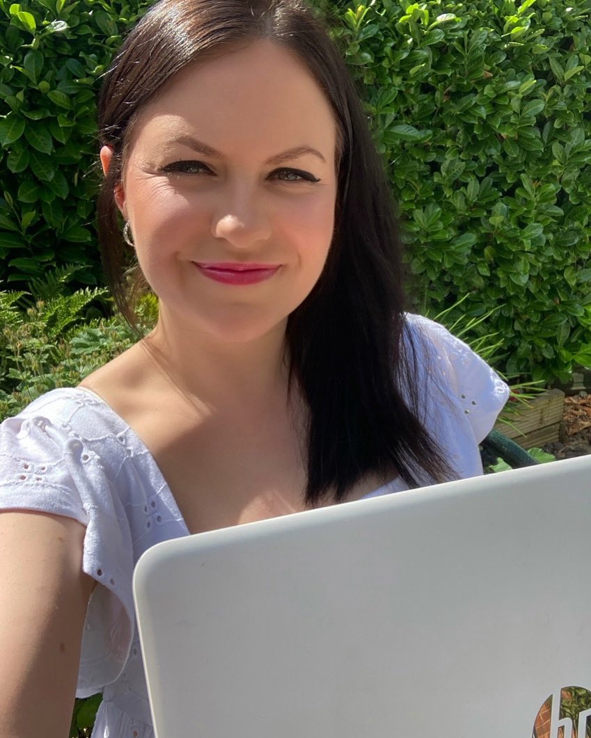 The (squinty) face of someone who has officially started writing book 9! <a href="/QuadrilleFood/">Quadrille Food</a> 📒☀️