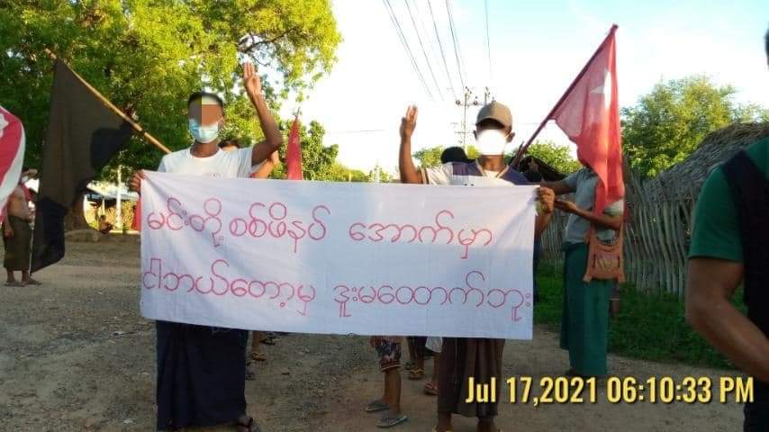 Chanapai247's tweet photo. Joint forces of Basic Education Strike Committee and northwest zone of #Myaing township marched together and held a peaceful sit-in strike this evening .
JUNTA USES COVID AS WEAPONS
#KaniMassacre
#July17Coup
#WhatsHappeningInMyanmar https://t.co/jiVOUBNPWV