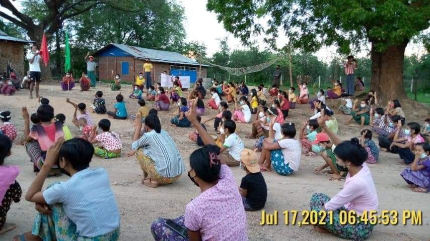 Chanapai247's tweet photo. Joint forces of Basic Education Strike Committee and northwest zone of #Myaing township marched together and held a peaceful sit-in strike this evening .
JUNTA USES COVID AS WEAPONS
#KaniMassacre
#July17Coup
#WhatsHappeningInMyanmar https://t.co/jiVOUBNPWV