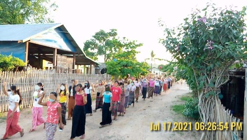 Chanapai247's tweet photo. Joint forces of Basic Education Strike Committee and northwest zone of #Myaing township marched together and held a peaceful sit-in strike this evening .
JUNTA USES COVID AS WEAPONS
#KaniMassacre
#July17Coup
#WhatsHappeningInMyanmar https://t.co/jiVOUBNPWV