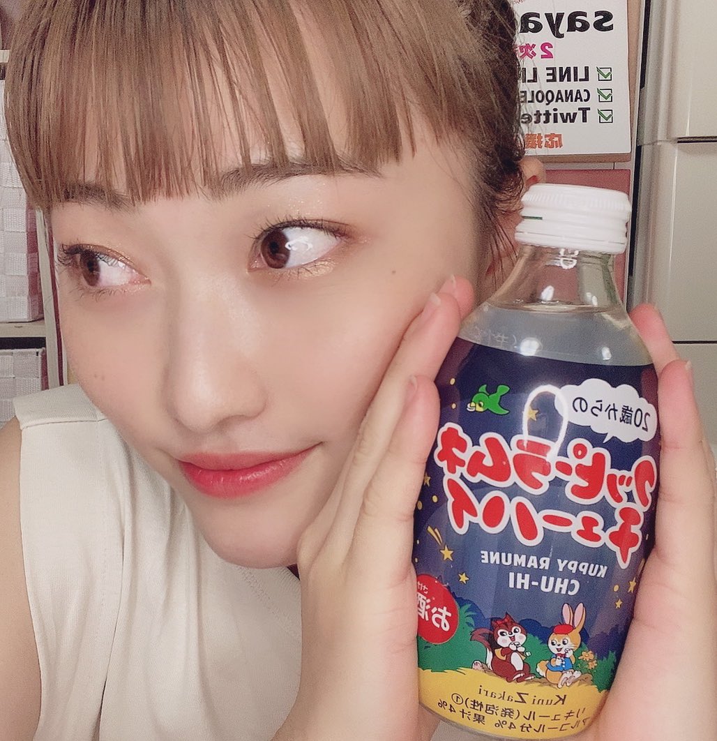 saya68938211's tweet photo. 今日はこのクッピーラムネちゃんと共にお送りしました〜🤣💗
本当に可愛いこのお酒...🥺

皆さん今日も本当にありがとうございました🥰

明日は大暴乱vol.3生放送！！
是非ご覧くださいませ☺️✨

#CANAQOLE #LINELIVE https://t.co/vG7P9GFmSr