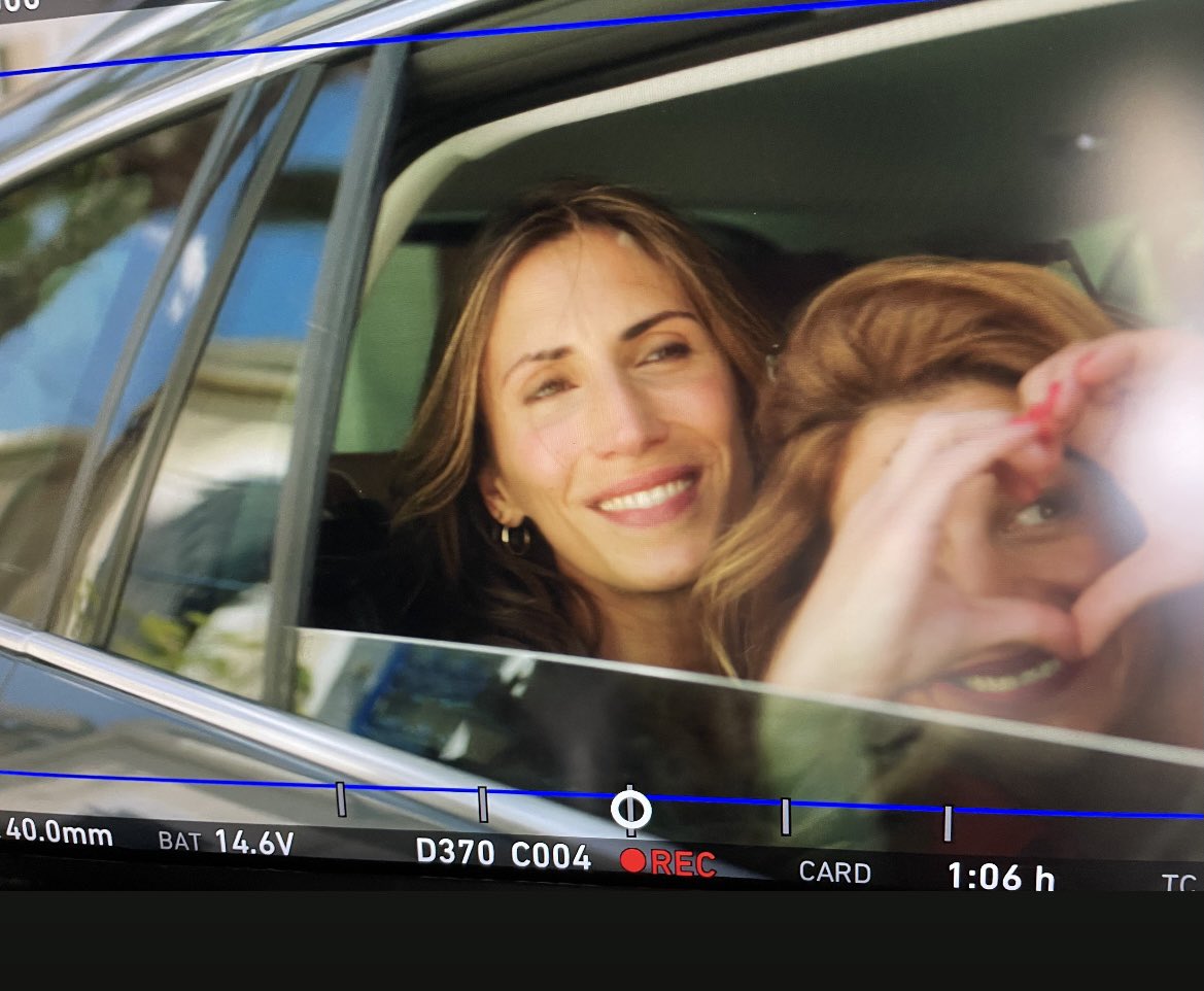 jtresanini's tweet image. 4 ans déjà 🥳 ce rôle qui a changé ma vie. Jouer ce couple qui appelle à la tolérance, à l’ouverture d’esprit m’élève  chaque jour . Merci pour tous vos retours, votre fidélité , quel bonheur d’être dans la peau de Sandrine à vos côtés  … #joyeuxanniversaire @dna_tf1 #tournage