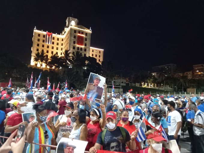 @guimaraes13PT #CubaLibreDeBloqueo 🚩🇨🇺 Povo cubano faz ato de em Havana em apoio à Revolução Cubana e ao socialismo, com presença do presidente do país #VivaCuba 🇨🇺🚩 #VivaLaRevolucionCubana ✊🏽