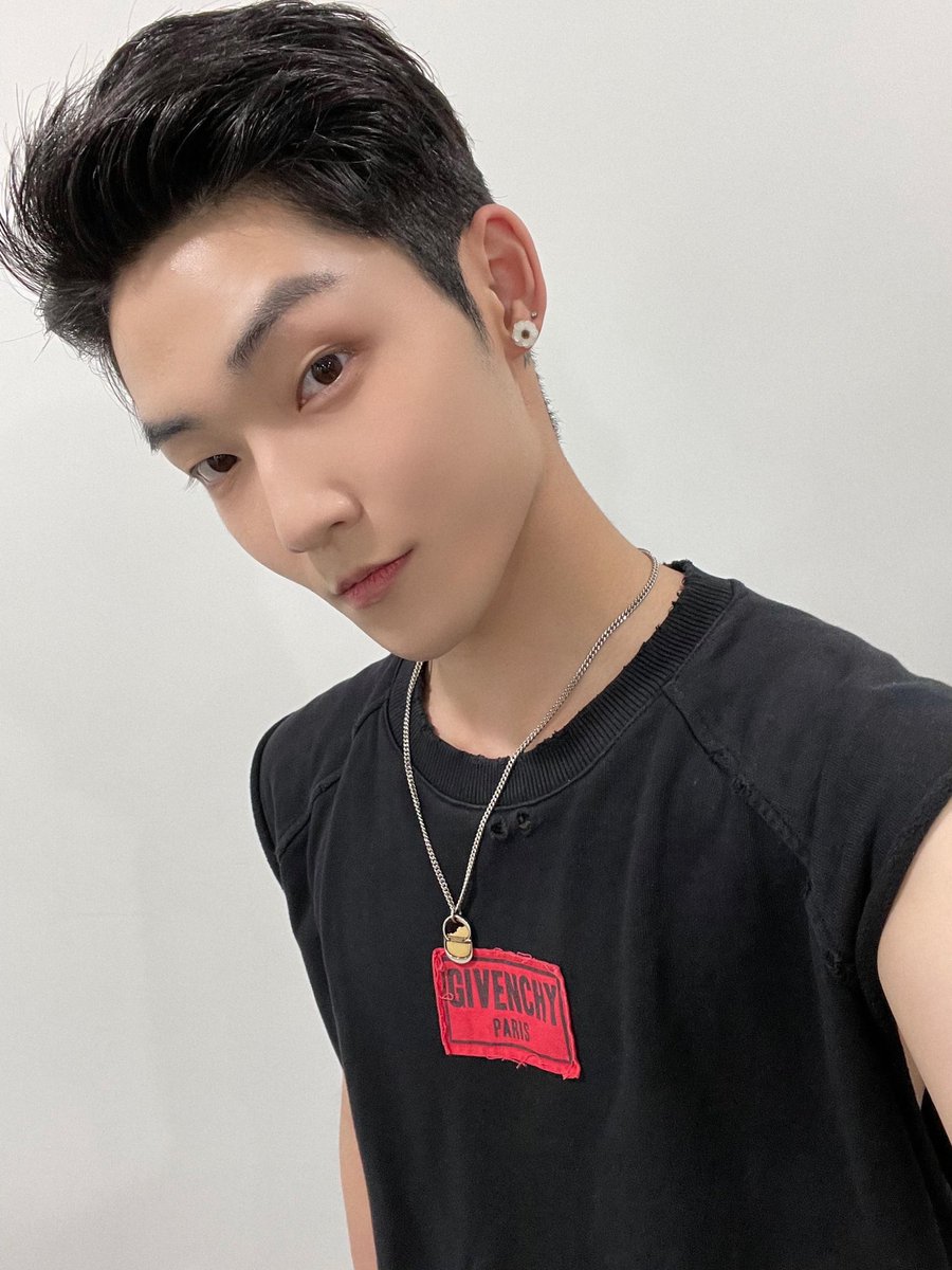 For_KevinMoon's tweet photo. #케빈 🪐 fns

“ 이마 자랑하러 왔다요 “ https://t.co/64hLdW8Trt